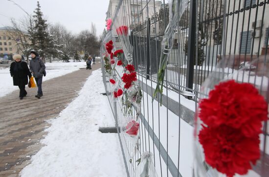 Цветы в память о погибших при крушении самолета Ан-148