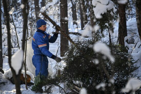 Тренировка экипажа МКС по выживанию в зимнем лесу