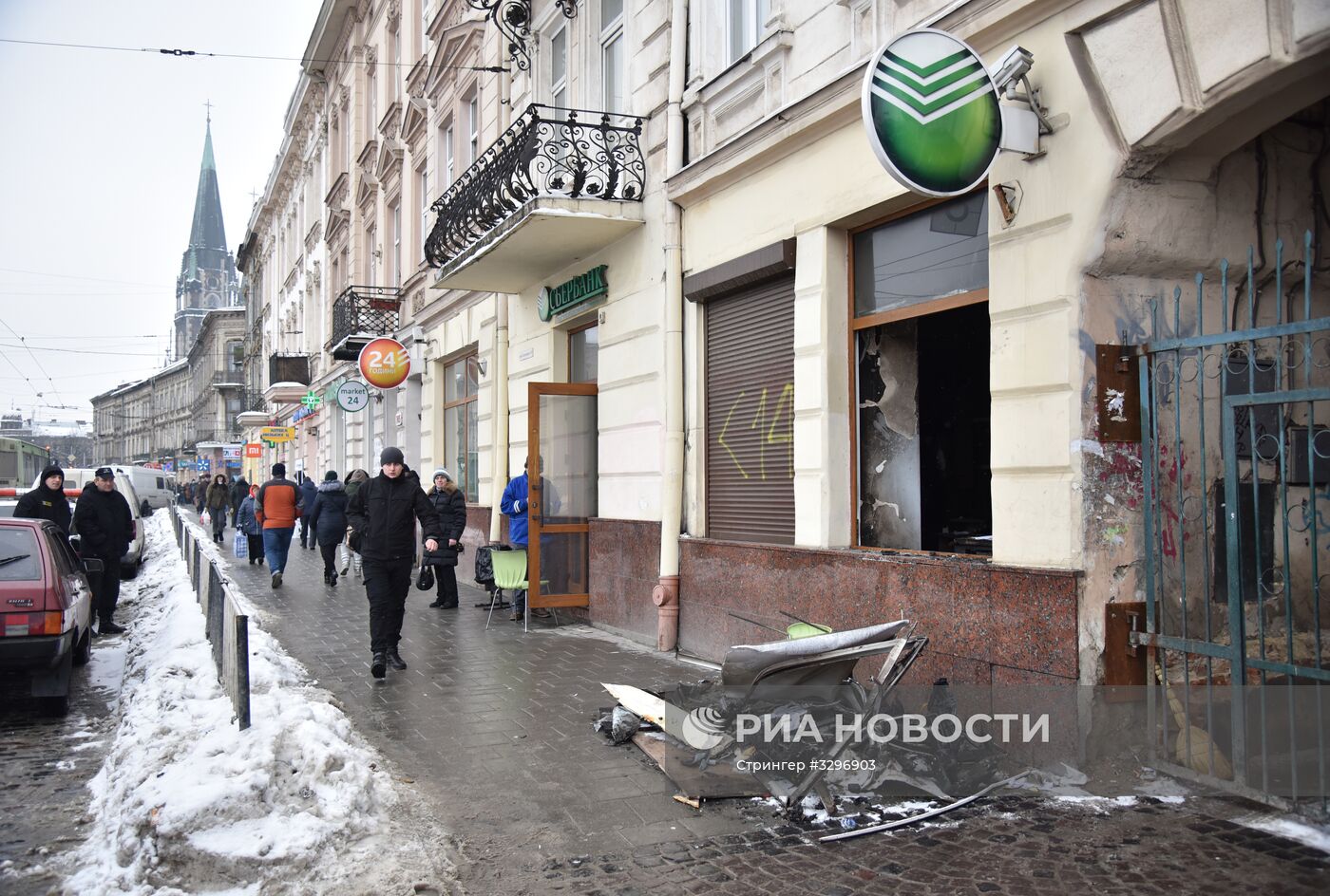 Последствия поджога отделения Сбербанка во Львове