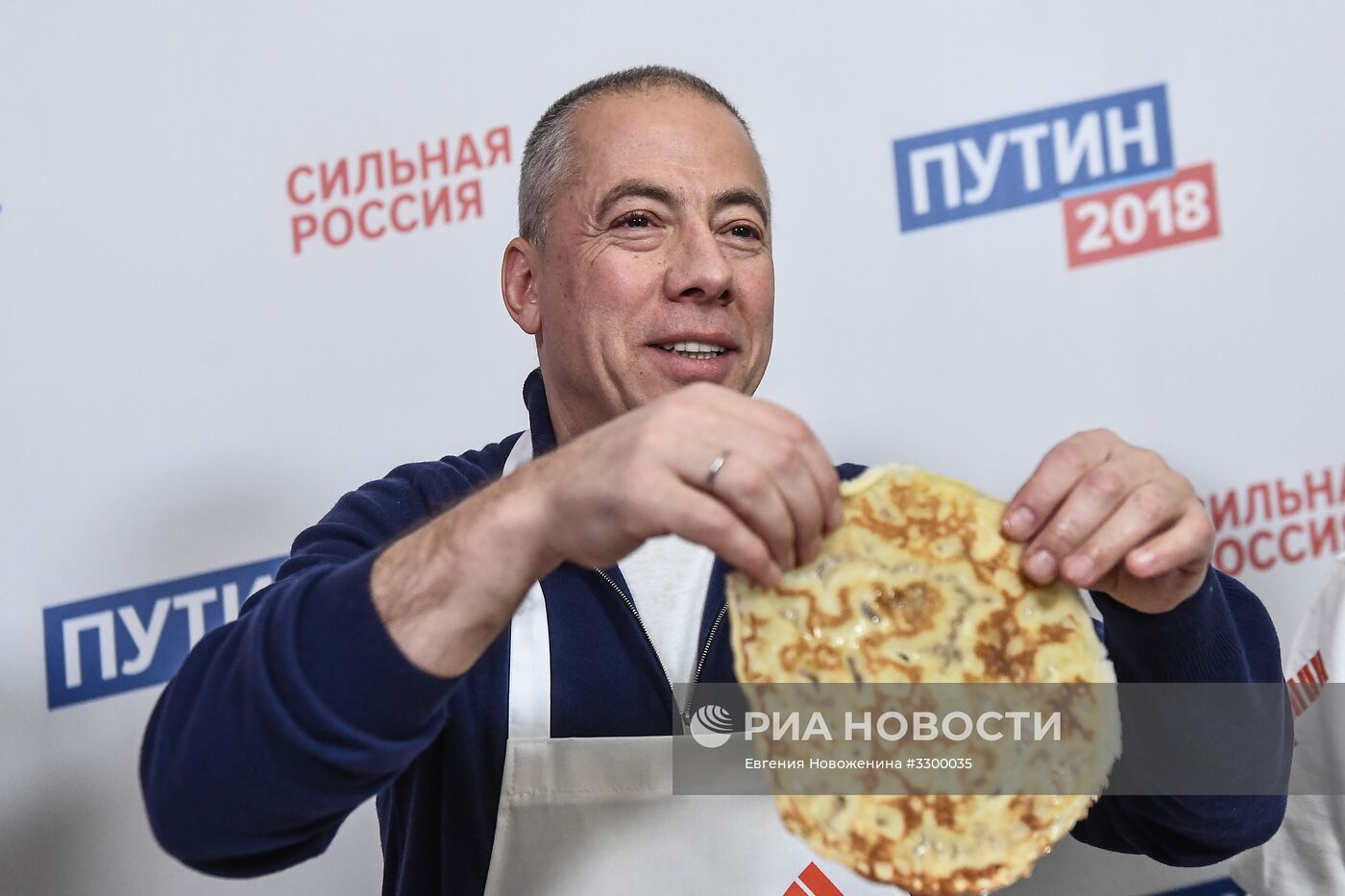 Празднование масленицы в избирательном штабе В. Путина