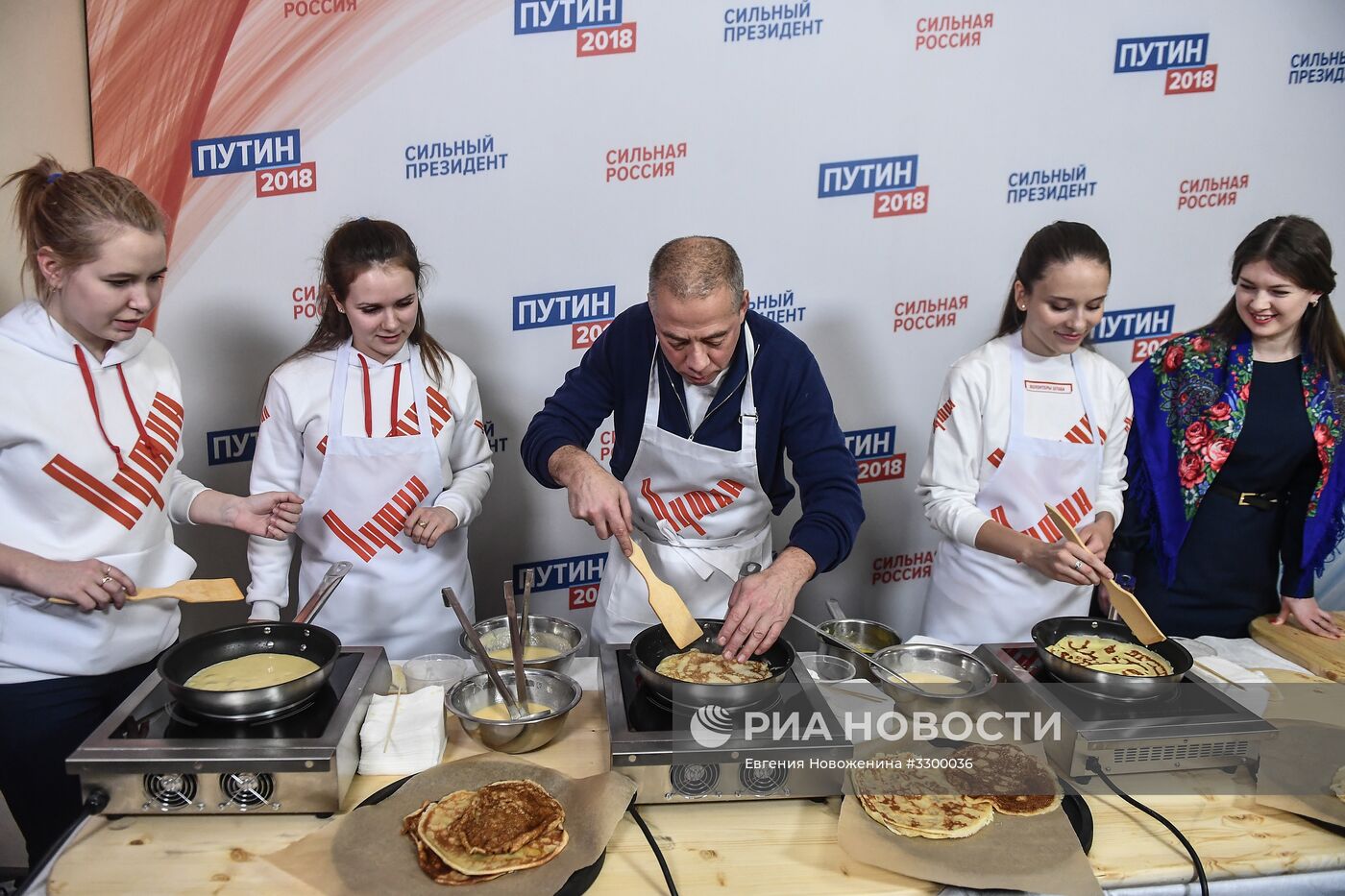 Празднование масленицы в избирательном штабе В. Путина