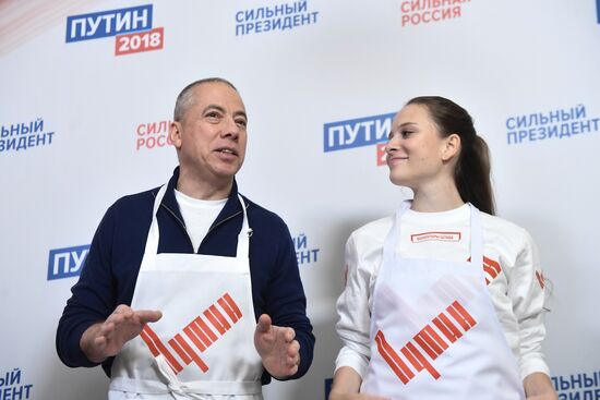 Празднование масленицы в избирательном штабе В. Путина