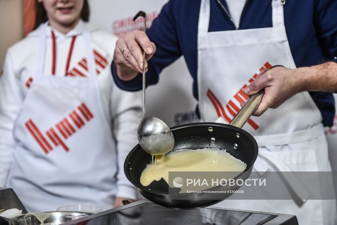 Празднование масленицы в избирательном штабе В. Путина