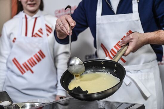 Празднование масленицы в избирательном штабе В. Путина
