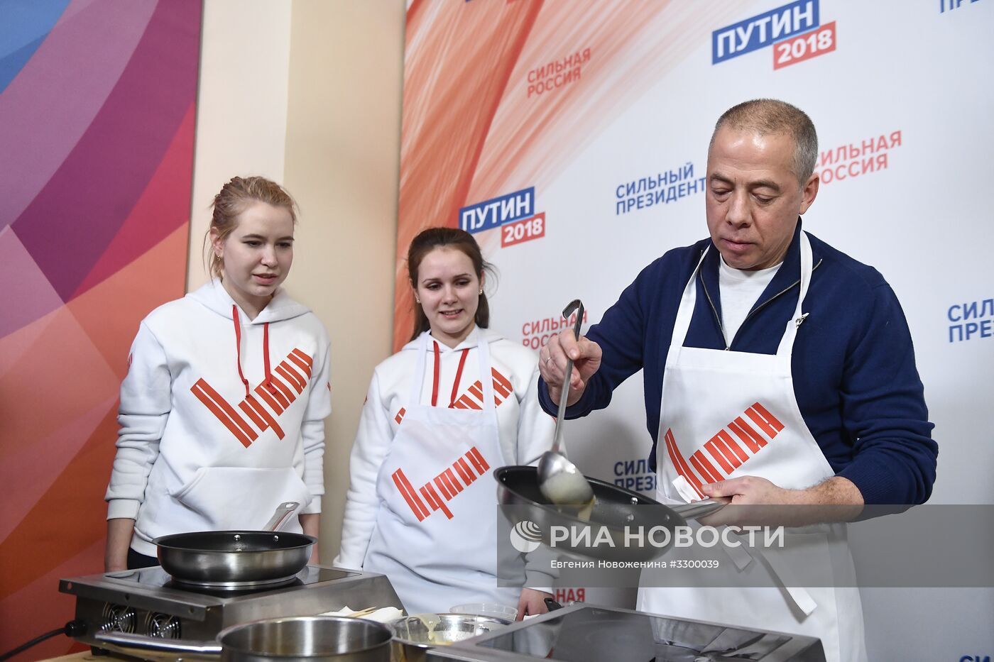 Празднование масленицы в избирательном штабе В. Путина