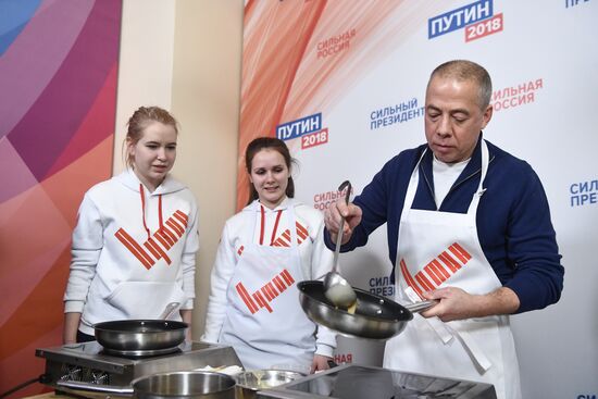 Празднование масленицы в избирательном штабе В. Путина