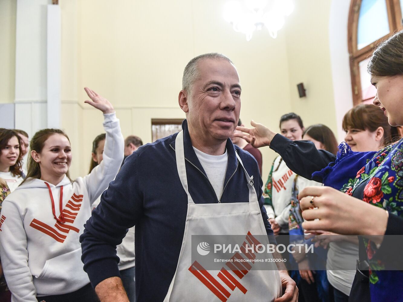 Празднование масленицы в избирательном штабе В. Путина