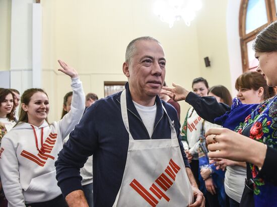 Празднование масленицы в избирательном штабе В. Путина