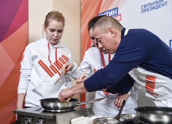 Празднование масленицы в избирательном штабе В. Путина