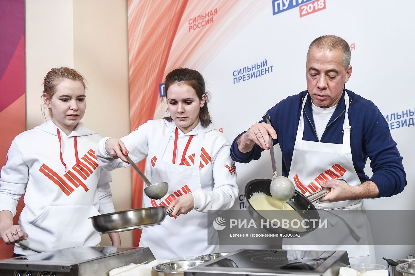 Празднование масленицы в избирательном штабе В. Путина