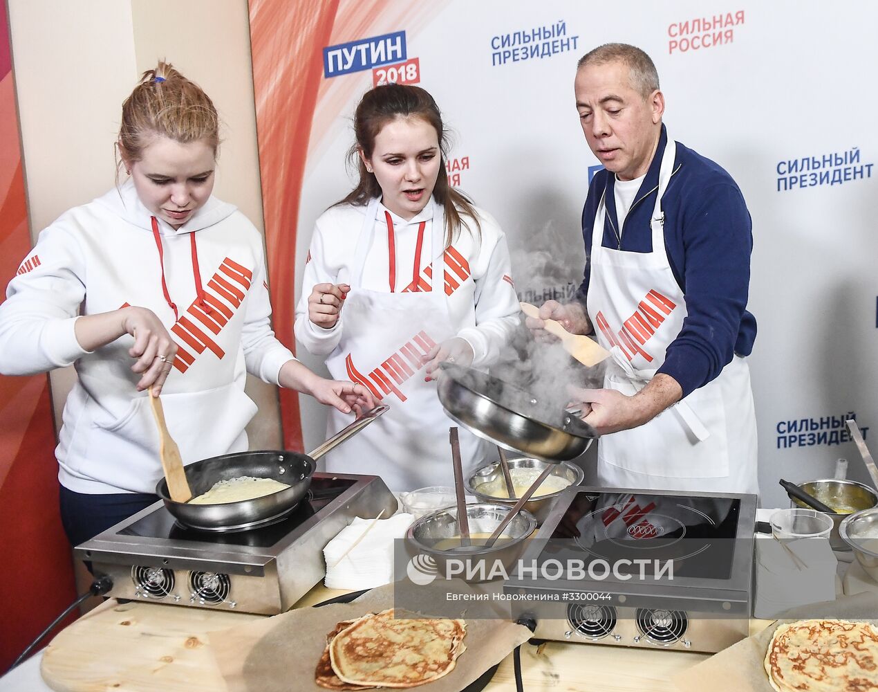 Празднование масленицы в избирательном штабе В. Путина