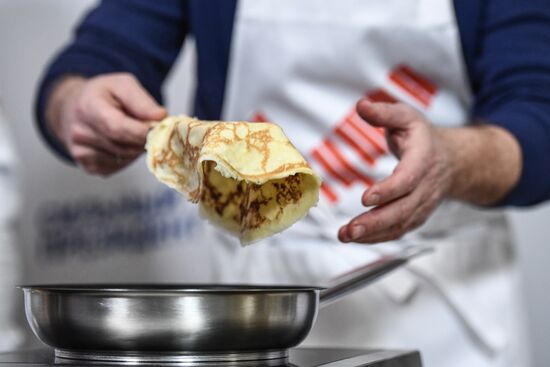 Празднование масленицы в избирательном штабе В. Путина