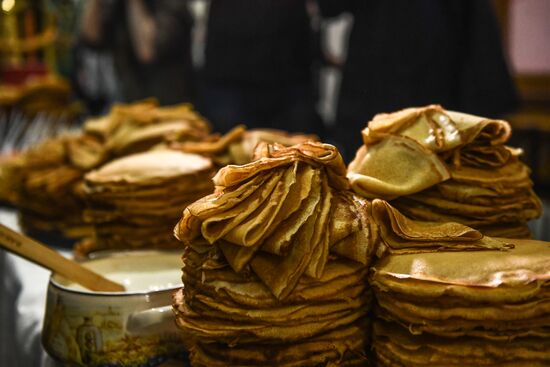 Празднование масленицы в избирательном штабе В. Путина