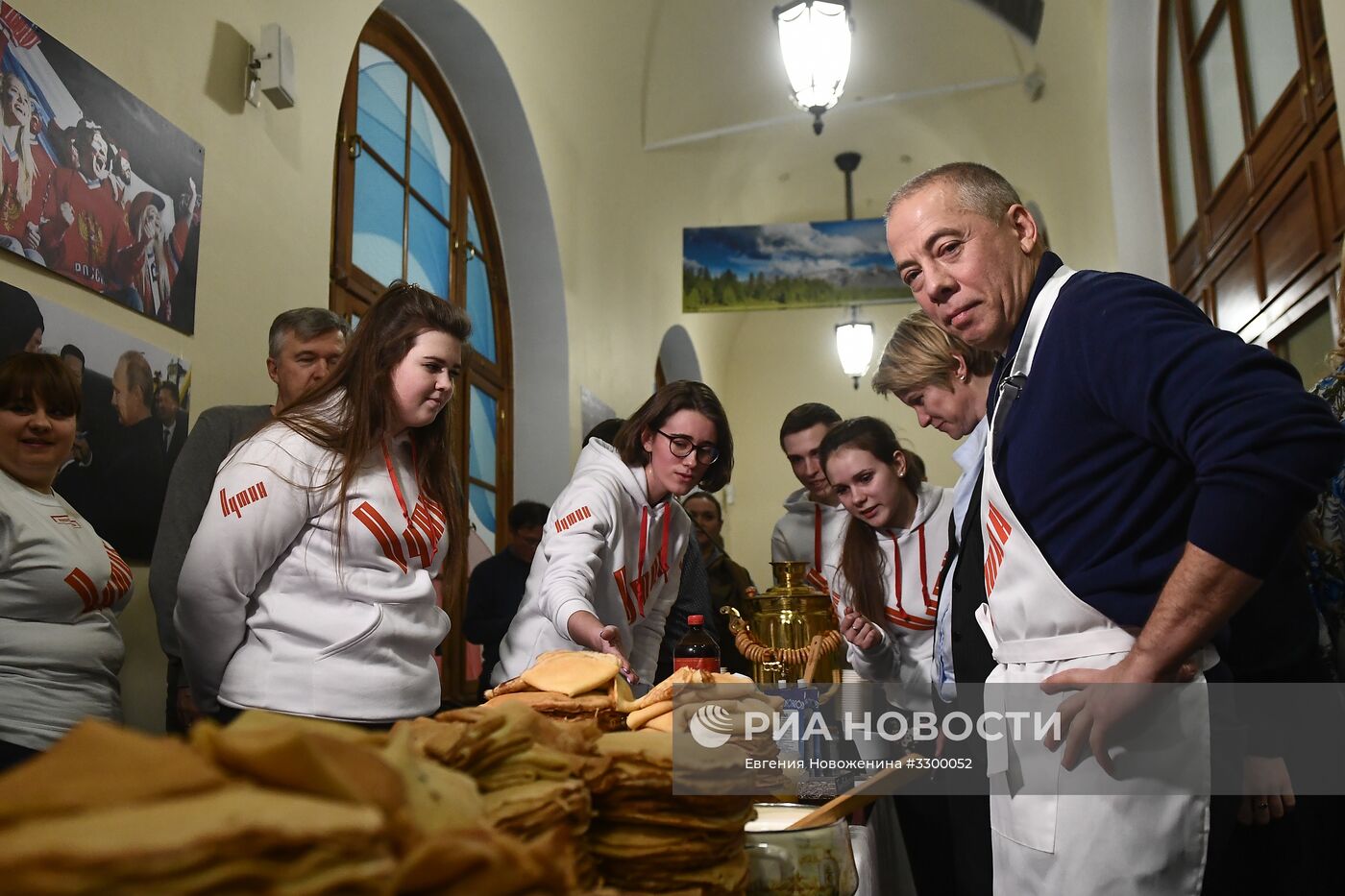 Празднование масленицы в избирательном штабе В. Путина