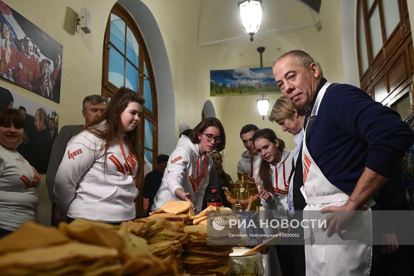 Празднование масленицы в избирательном штабе В. Путина