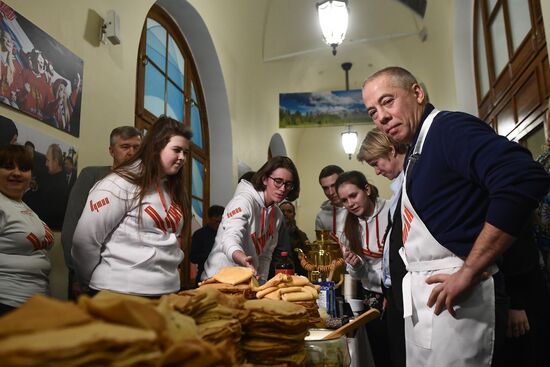 Празднование масленицы в избирательном штабе В. Путина