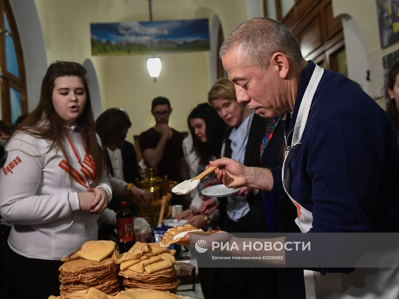 Празднование масленицы в избирательном штабе В. Путина
