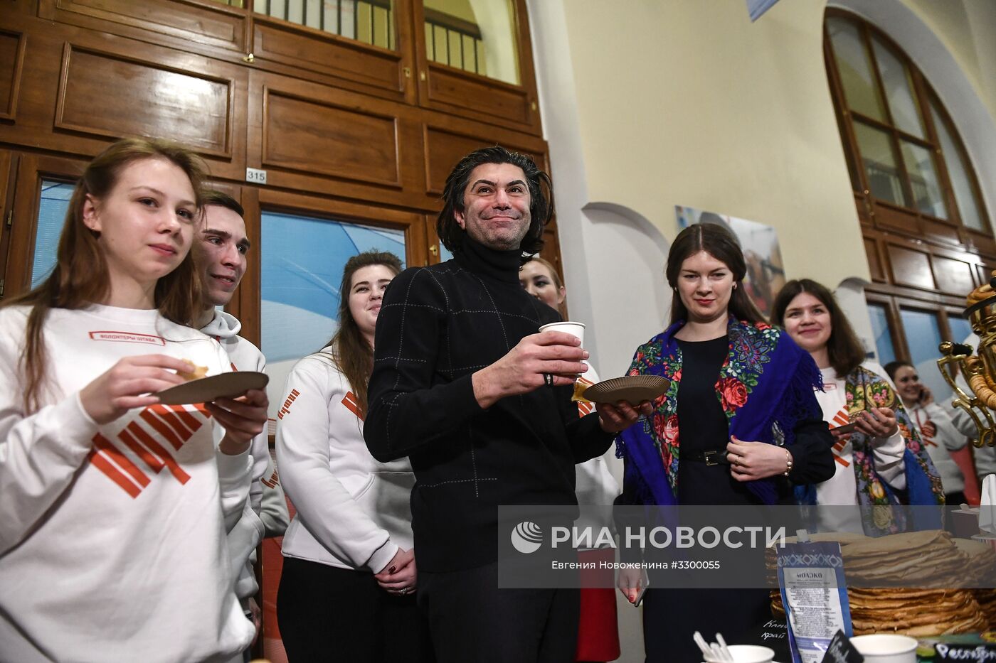 Празднование масленицы в избирательном штабе В. Путина