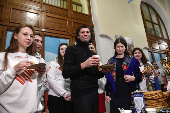 Празднование масленицы в избирательном штабе В. Путина