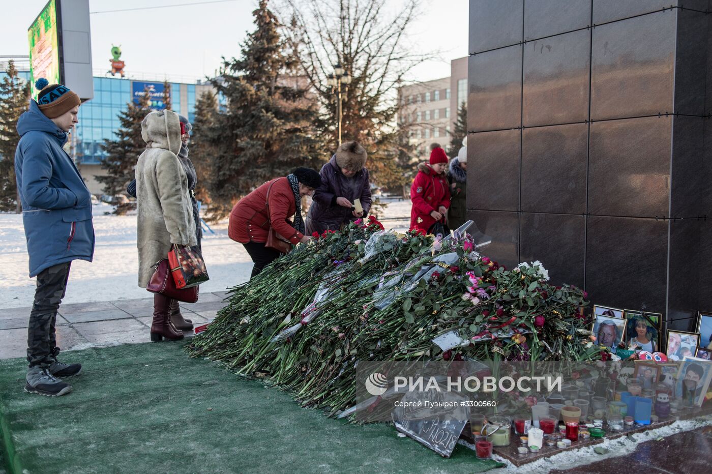 Цветы в память о крушении самолета Ан-148