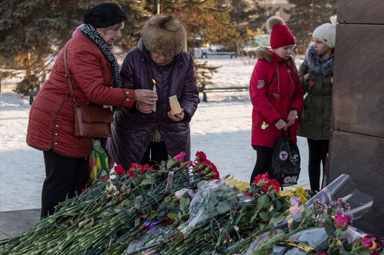 Цветы в память о крушении самолета Ан-148