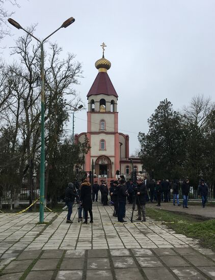 Жители несут цветы к Свято-Георгиевскому храму в Кизляре