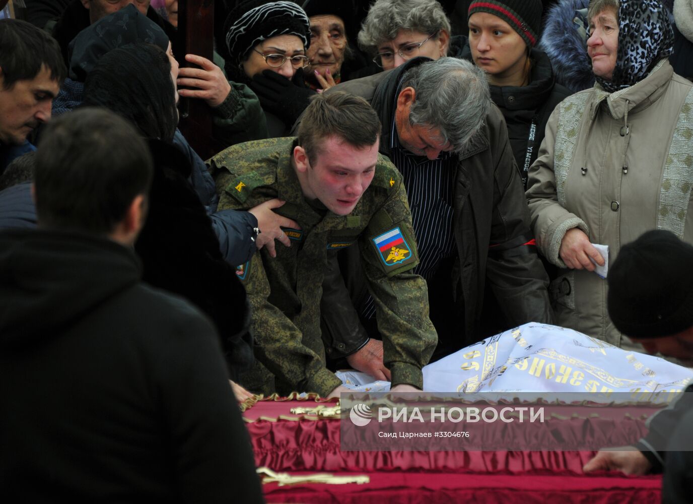 Прощание с погибшими при стрельбе у Свято-Георгиевского храма в Кизляре