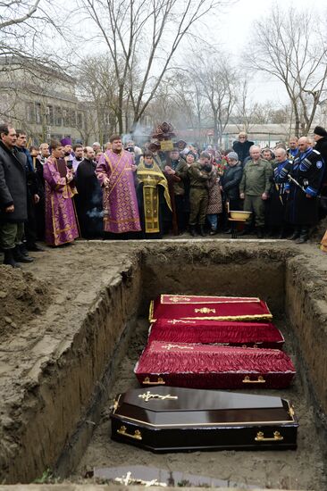 Прощание с погибшими при стрельбе у Свято-Георгиевского храма в Кизляре