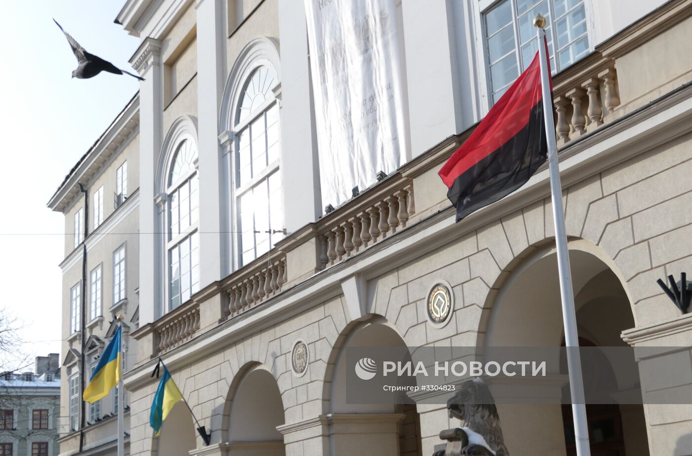 Флаг националистов появился у здания Львовского городского совета