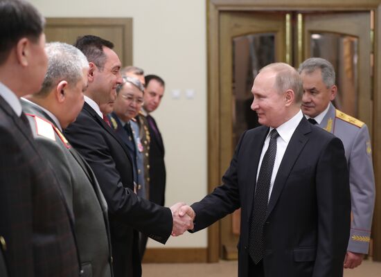 Президент РФ В. Путин посетил торжественный вечер, посвящённый Дню защитника Отечества