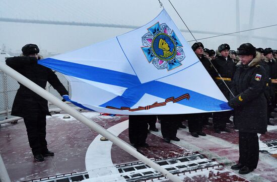 На ракетном крейсере "Варяг" поднят орденский Военно-морской флаг