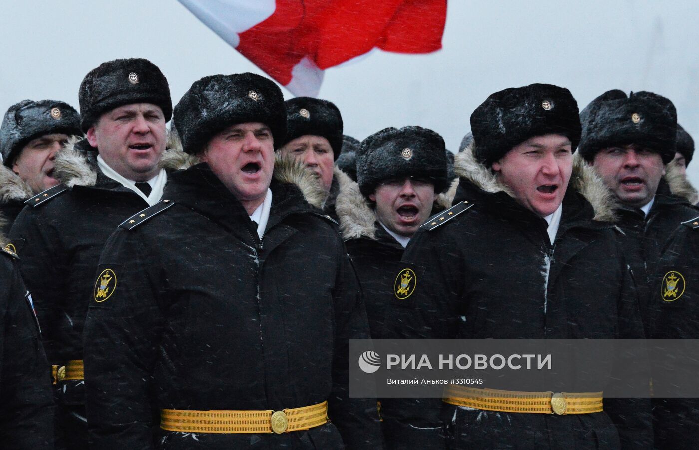 На ракетном крейсере "Варяг" поднят орденский Военно-морской флаг