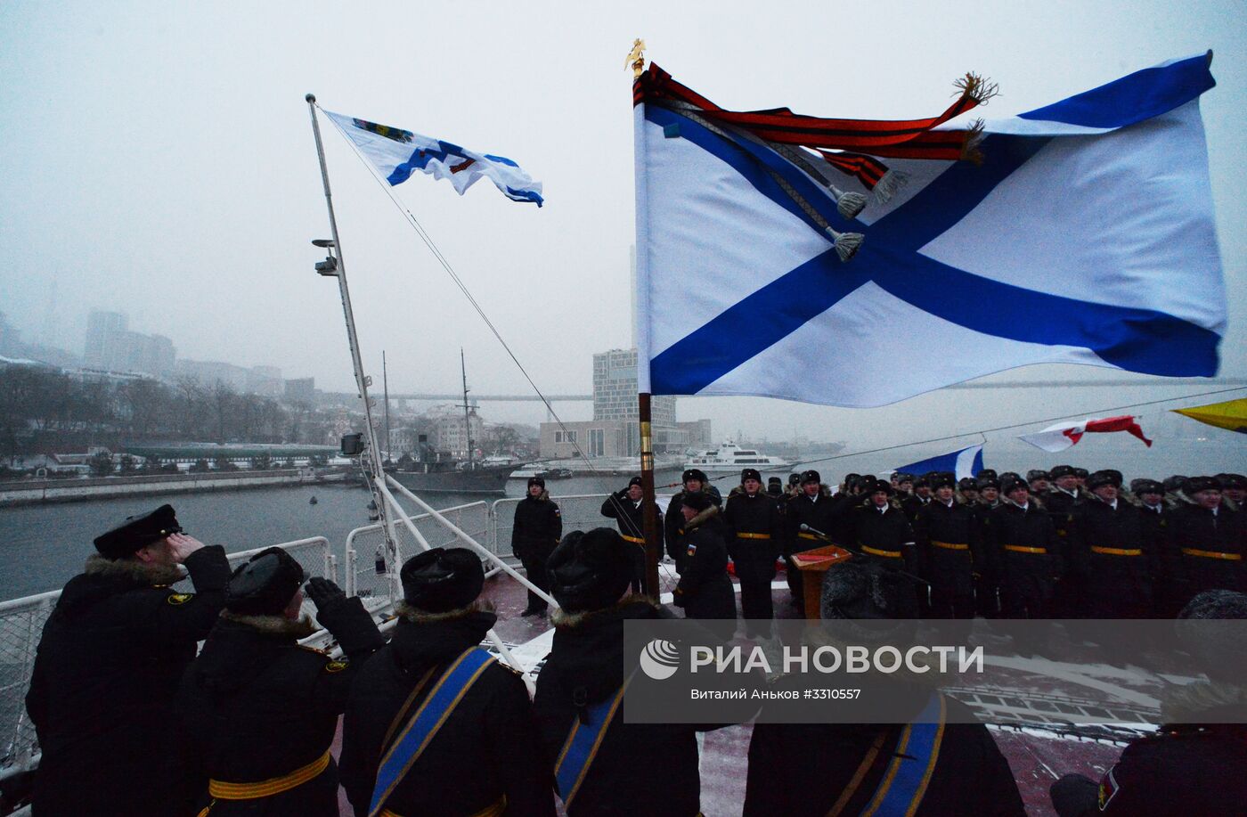 На ракетном крейсере "Варяг" поднят орденский Военно-морской флаг