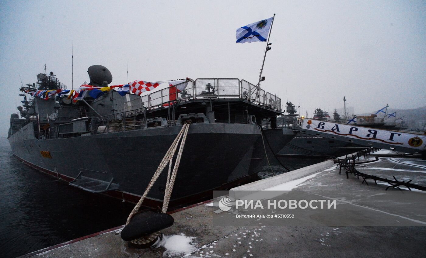 На ракетном крейсере "Варяг" поднят орденский Военно-морской флаг