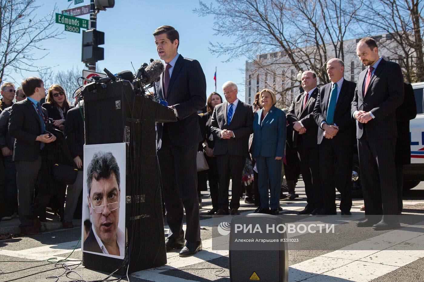 Площадь у посольства России в Вашингтоне назвали в честь Б. Немцова