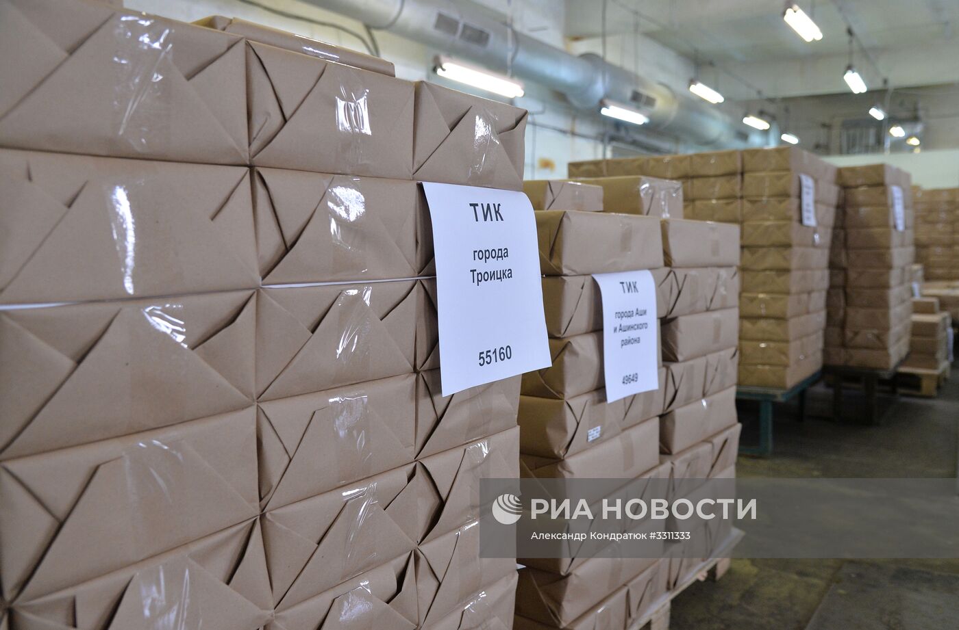 Передача бюллетеней для голосования на выборах президента РФ в Челябинской области