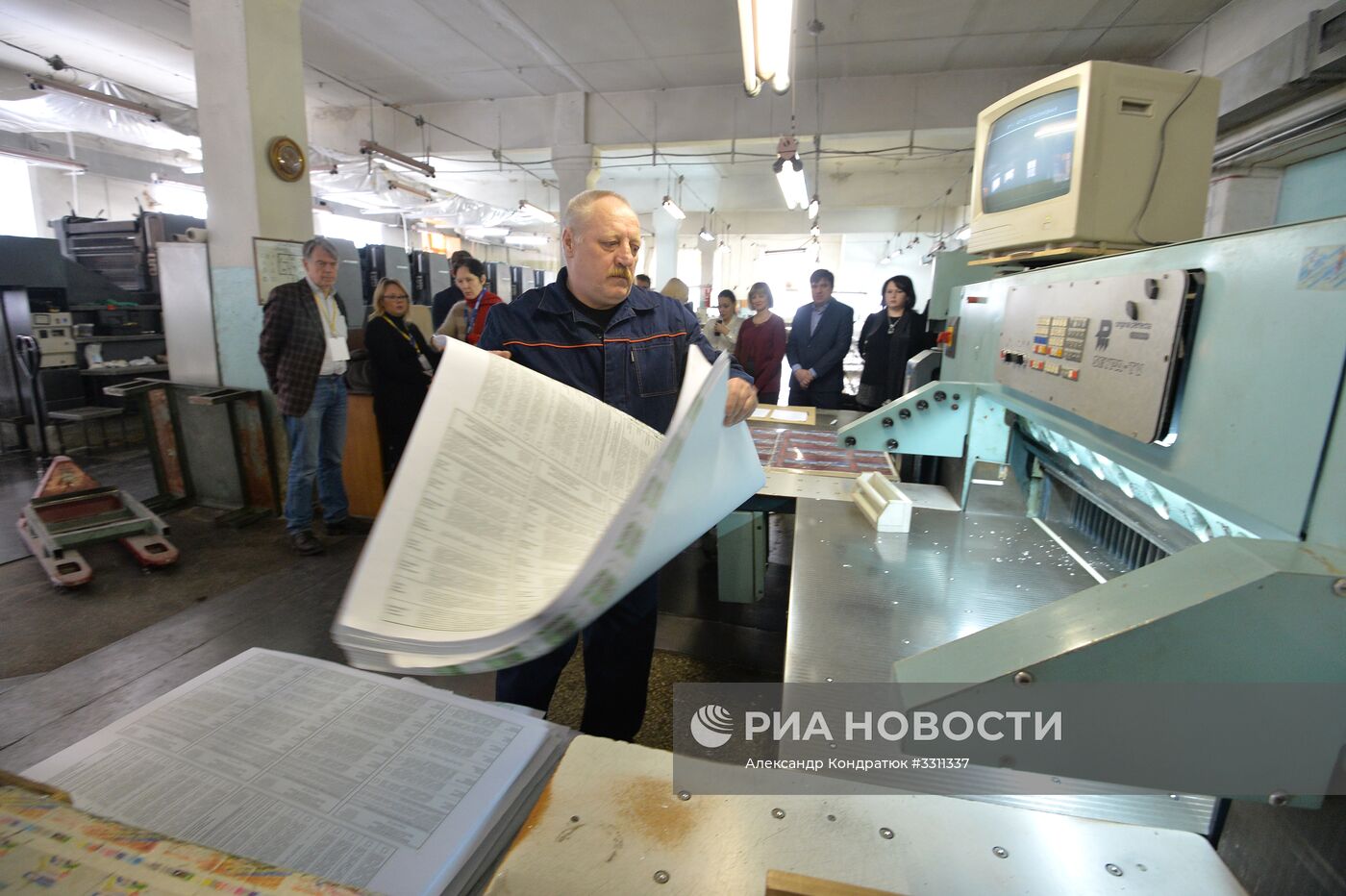 Передача бюллетеней для голосования на выборах президента РФ в Челябинской области