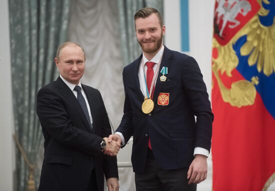 Президент РФ В. Путин вручил госнаграды призерам и победителям XXIII зимних Олимпийских игр