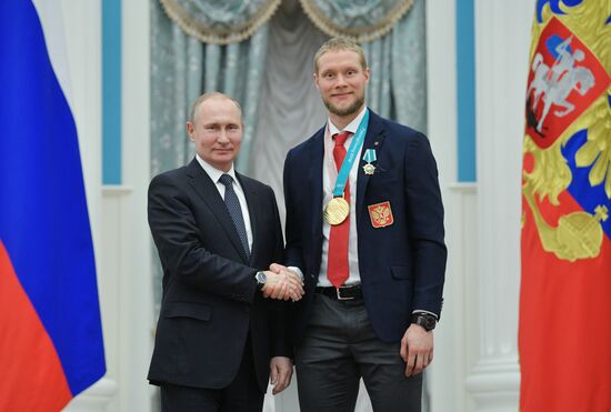 Президент РФ В. Путин вручил госнаграды призерам и победителям XXIII зимних Олимпийских игр