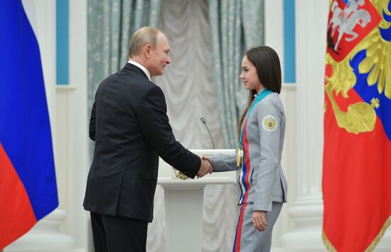 Президент РФ В. Путин вручил госнаграды призерам и победителям XXIII зимних Олимпийских игр