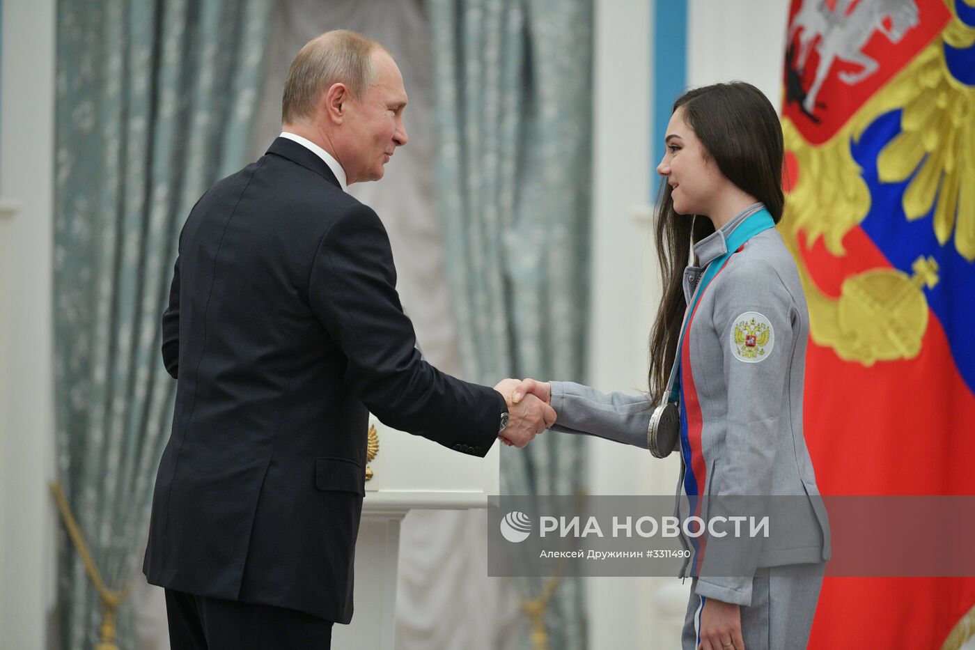 Президент РФ В. Путин вручил госнаграды призерам и победителям XXIII зимних Олимпийских игр