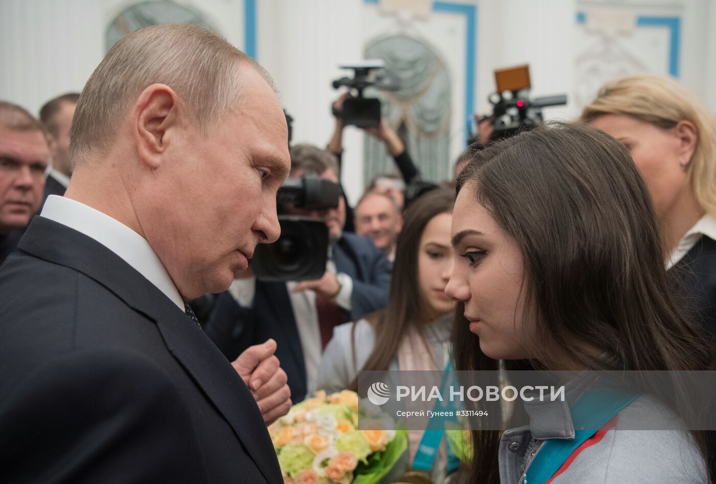 Президент РФ В. Путин вручил госнаграды призерам и победителям XXIII зимних Олимпийских игр