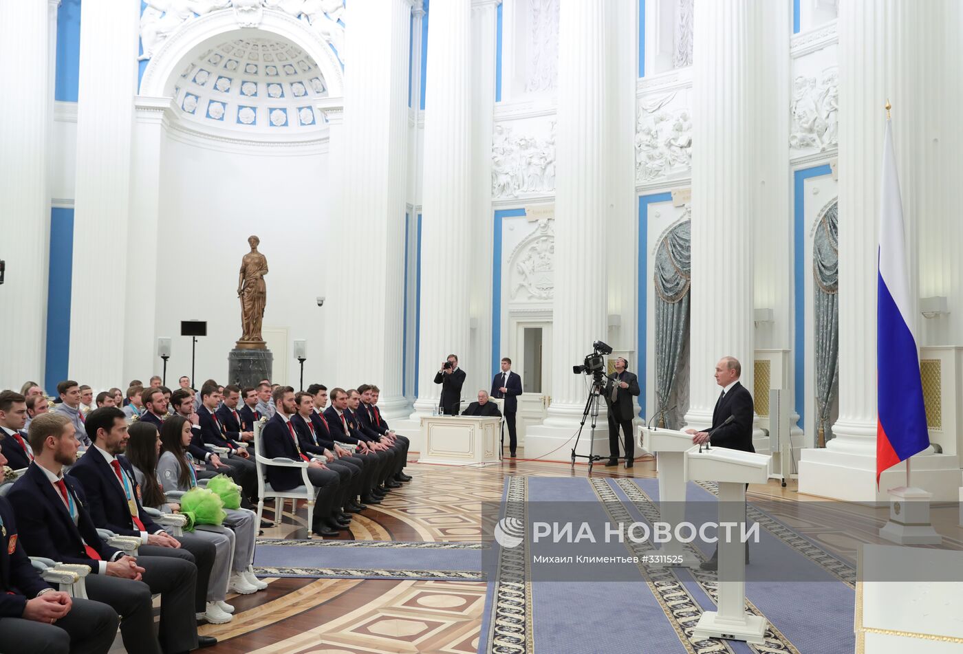 Президент РФ В. Путин вручил госнаграды призерам и победителям XXIII зимних Олимпийских игр