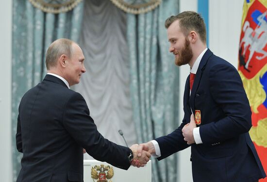 Президент РФ В. Путин вручил госнаграды призерам и победителям XXIII зимних Олимпийских игр