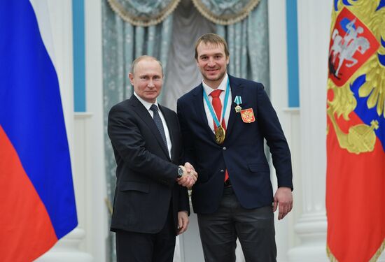 Президент РФ В. Путин вручил госнаграды призерам и победителям XXIII зимних Олимпийских игр