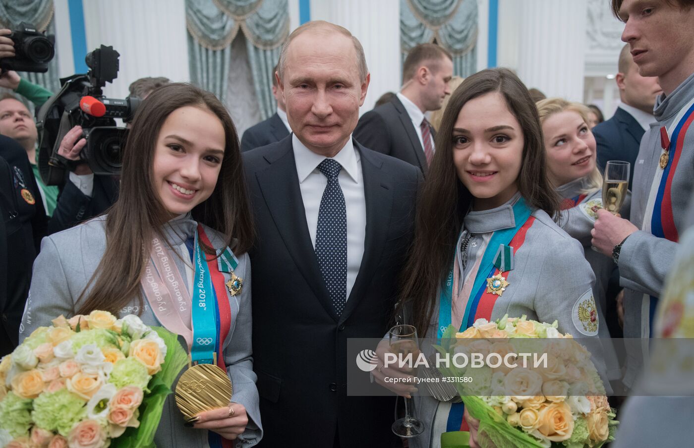 Президент РФ В. Путин вручил госнаграды призерам и победителям XXIII зимних Олимпийских игр