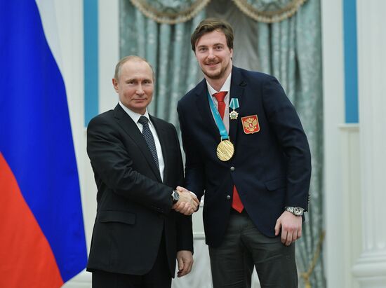 Президент РФ В. Путин вручил госнаграды призерам и победителям XXIII зимних Олимпийских игр