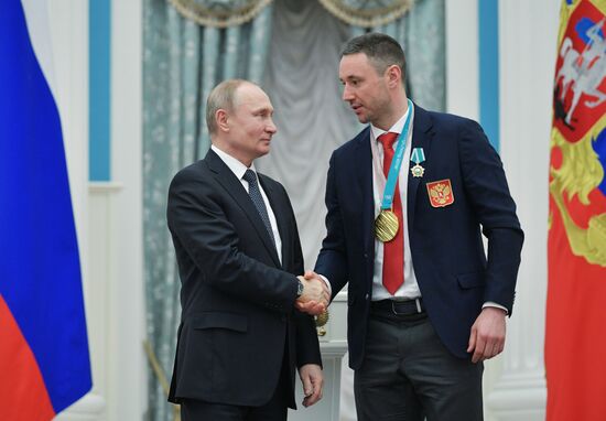Президент РФ В. Путин вручил госнаграды призерам и победителям XXIII зимних Олимпийских игр