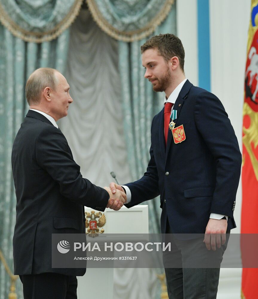 Президент РФ В. Путин вручил госнаграды призерам и победителям XXIII зимних Олимпийских игр