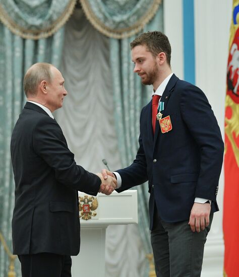 Президент РФ В. Путин вручил госнаграды призерам и победителям XXIII зимних Олимпийских игр